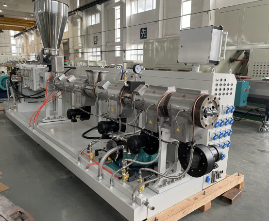 Dinge, aus denen die Extrusionslinie für Kunststoffrohre besteht