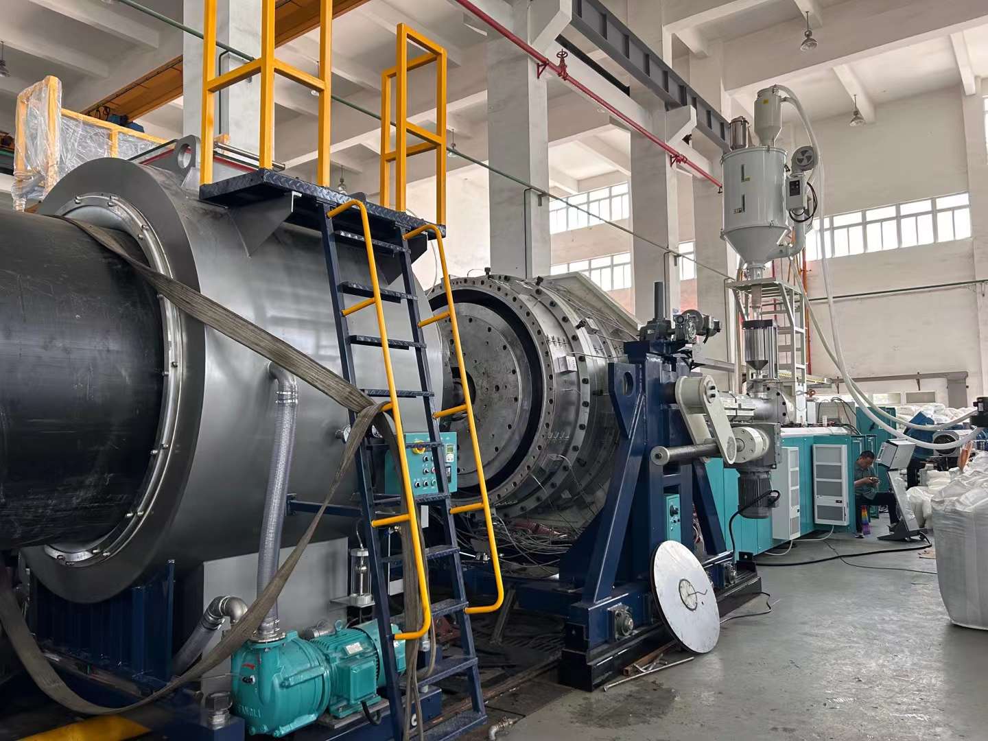 Rohre mit hoher Dicke und großem Durchmesser: So vermeiden Sie Durchbiegungen bei der Rohrextrusion